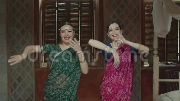 印度式的沙里舞的漂亮女性视频的预览图