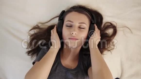 爱在床上听音乐的女孩视频的预览图