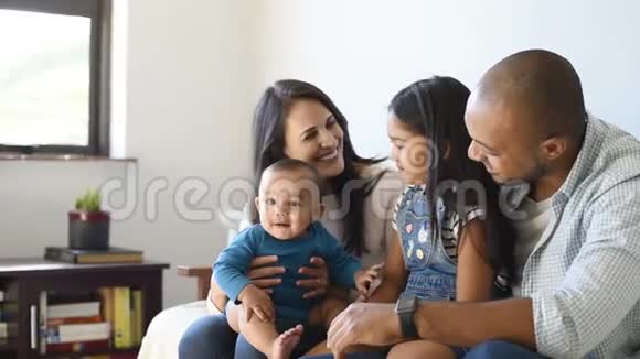 一家人玩宝贝视频的预览图