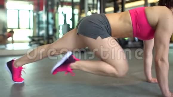 运动美丽的女人跑步作为她的交叉健身健美体操训练常规的一部分女运动员视频的预览图