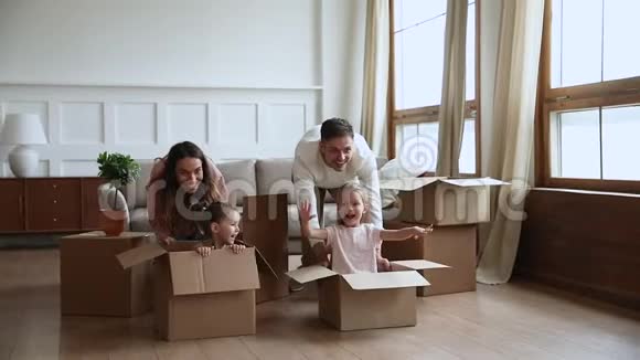 父母和孩子在搬家当天玩盒子视频的预览图