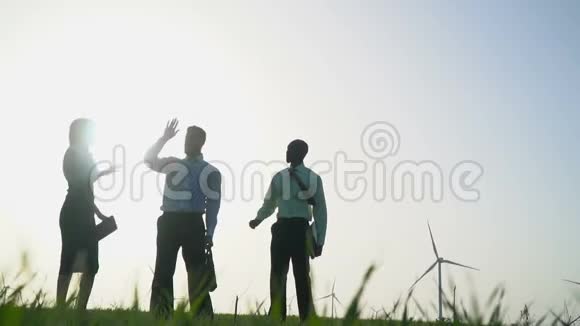 一群穿着商务服的人在风力发电机方面表现出色视频的预览图