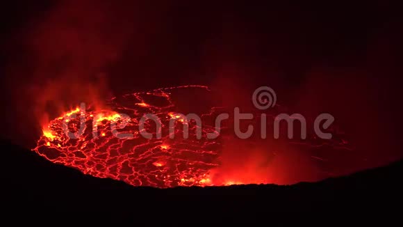 夜间在刚果非洲尼拉贡戈火山火山口活跃的湖泊喷发的4k空中近景熔岩视频的预览图