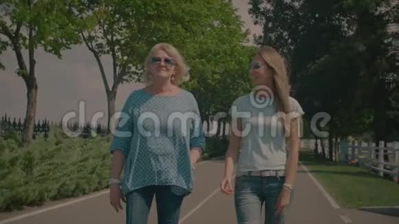 在公园里散步的老母亲和成年女儿聊天视频的预览图
