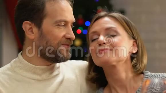 幸福的一对夫妇一起庆祝圣诞节关心和深情的关系视频的预览图