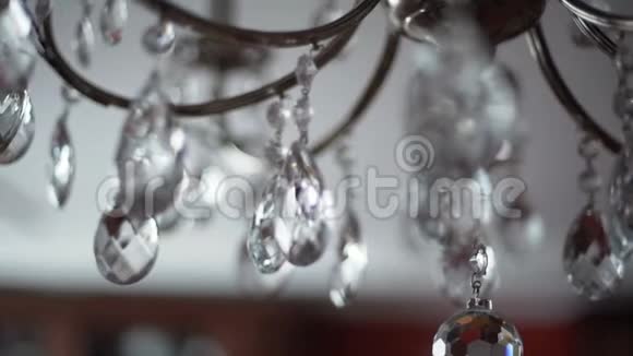 水晶吊灯上的镜头视频的预览图