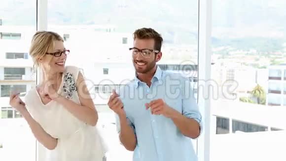 快乐的商业团队用舞蹈庆祝视频的预览图