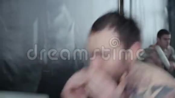 两个带纹身盒的拳击手在体育馆视频的预览图