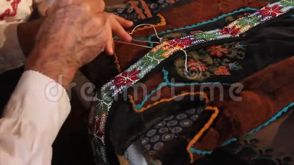 年长的男人缝视频的预览图