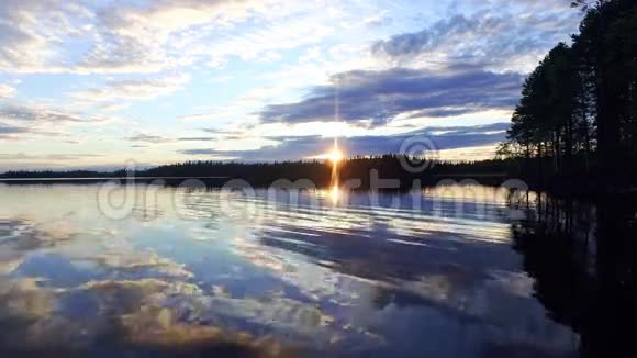 日落过森林湖视频的预览图