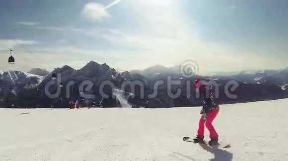 滑雪的女人视频的预览图