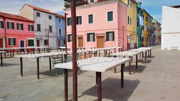 布拉诺威尼斯意大利2019年5月城市市场和五颜六色的房子的空桌午睡的概念和缺乏视频的预览图