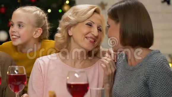 家人在圣诞晚餐上聊天和开玩笑很高兴在假期见面视频的预览图