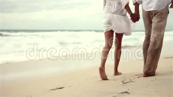 可爱的情侣在海滩上慢动作视频的预览图