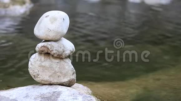 河边平衡石头视频的预览图