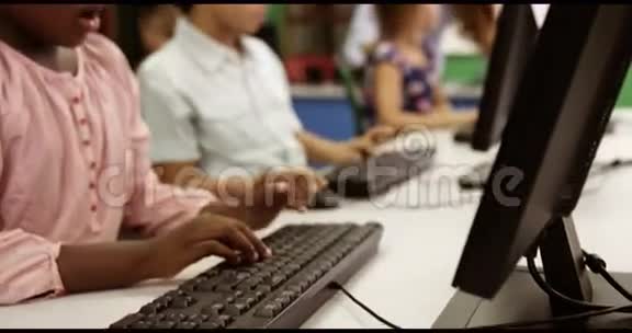 教师协助学童在教室使用个人电脑视频的预览图