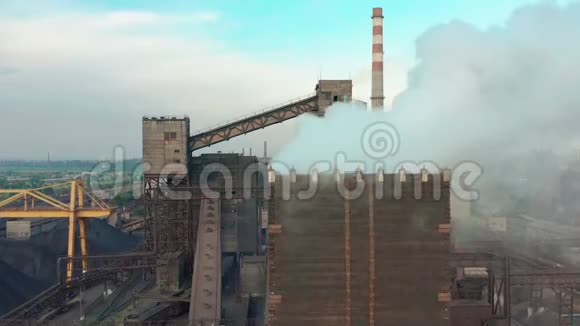 空中观景工业管道污染大气烟雾生态污染工业工厂污染烟雾视频的预览图