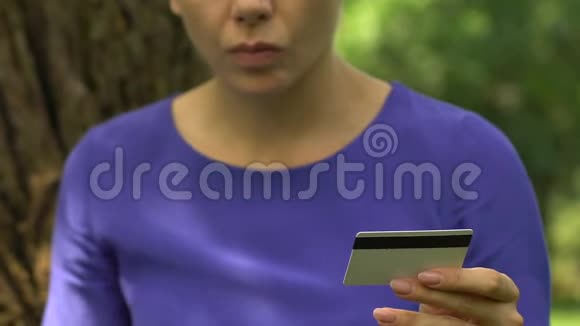 认真的女人在标签上输入卡号即时转账金融应用程序视频的预览图