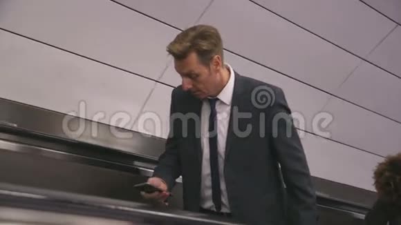 离开地铁视频的预览图