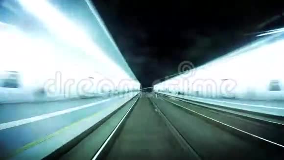 4K未来主义镜头维也纳一辆地下有轨电车沿着其路线行驶视频的预览图
