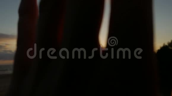 他看着手和手指视频的预览图