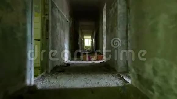 废弃房屋中的走廊平稳快速稳定的凸轮镜头视频的预览图