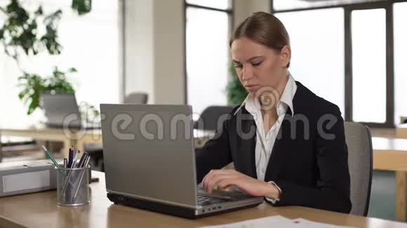 女性员工在笔记本电脑上打字后感到手腕疼痛关节发炎视频的预览图