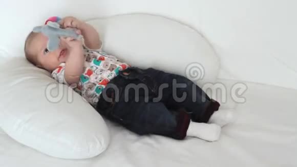 新生婴儿玩耍视频的预览图