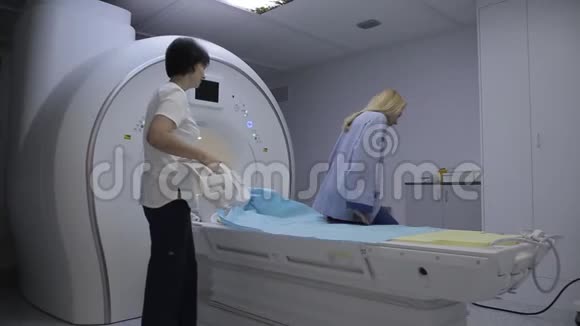 磁共振成像检查病人的完整过程X光研究创新技术视频的预览图