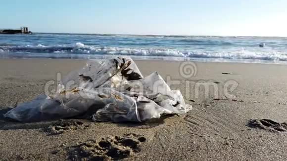 环境保护是必要的塑料袋是不可生物降解的海洋和自然受到持续的污染视频的预览图