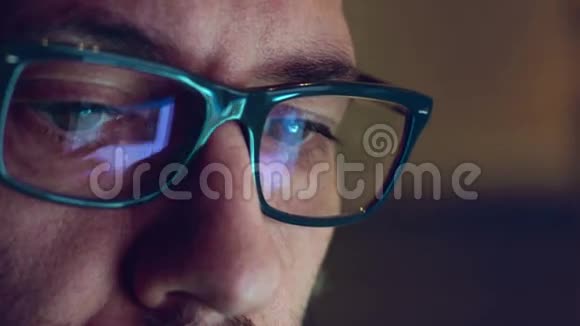 电脑显示眼镜和眼睛的反射视频的预览图