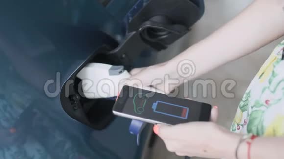 手机上的应用程序连接电动汽车并显示自动电池充电视频的预览图