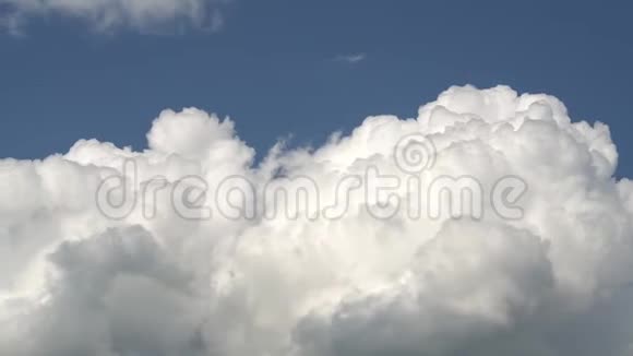 只有蓝天与快速移动大变质白云全高清延时镜头视频的预览图