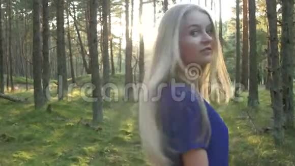 跟着树林里的女孩视频的预览图