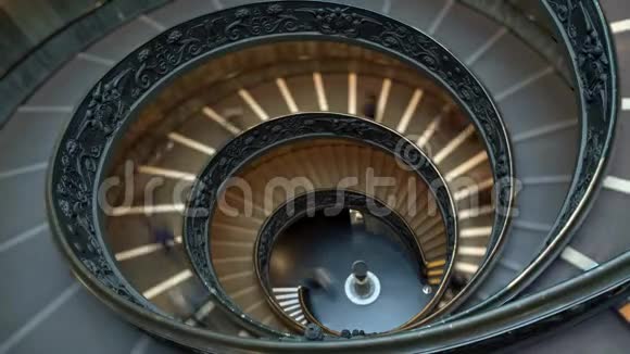 时间流逝的现代布拉曼特螺旋楼梯梵蒂冈博物馆罗马意大利双螺旋楼梯是视频的预览图