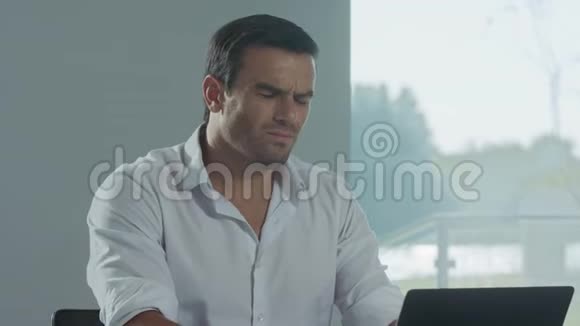 商人试图在偏远的工作场所放松干笔记本电脑的累人视频的预览图