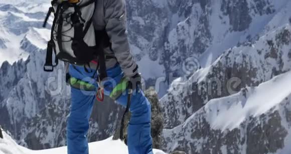 登山者在阳光明媚的日子里用冰斧雪山顶登山滑雪活动滑雪者视频的预览图