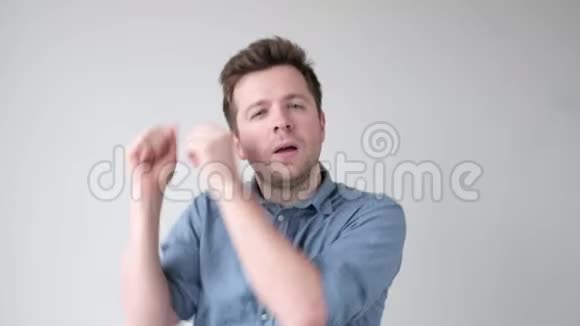 白人跳舞庆祝他的成功或生日视频的预览图