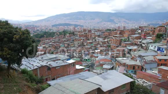 以城市中心为背景的哥伦比亚麦德林13Comuna13街区的景观全景拍摄视频的预览图
