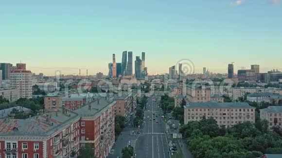 莫斯科俄罗斯JUNE2019年空中无人机拍摄的住宅建筑和莫斯科市背景视频的预览图