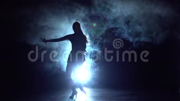 伦巴运动萨尔萨拉丁舞由妇女表演慢动作视频的预览图