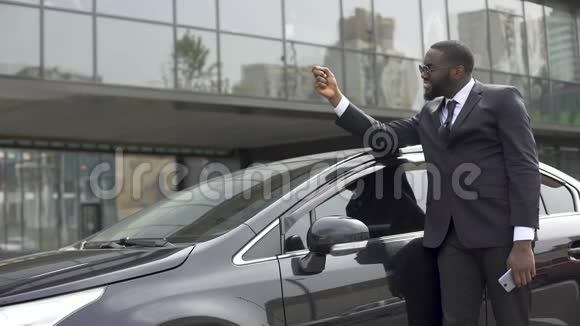 非裔美国人很高兴实现了他的梦想买了一辆豪华轿车视频的预览图