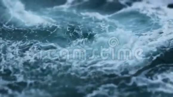 旋转的泡沫海洋海水视频的预览图