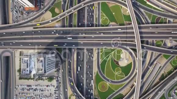 长时间繁忙的高速公路道路未来的城市迪拜城市全景惊人的最高空中无人机视图视频的预览图