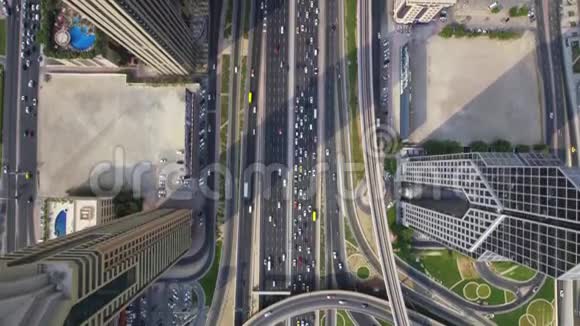 繁忙的未来公路道路和现代摩天大楼建筑迪拜市全景最高空中无人机视图视频的预览图