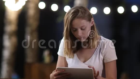 担心的女人正在检查平板电脑的在线内容令人震惊的情绪视频的预览图