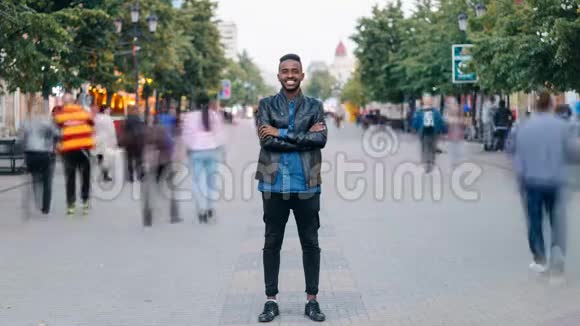 美国黑人男子在市中心站着穿着时尚的衣服看着镜头这张照片的时间流逝视频的预览图