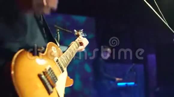 吉他手在舞台上演奏视频的预览图