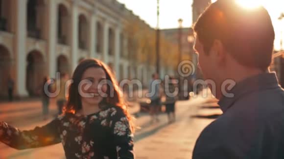 活跃男女夫妇高五视频的预览图