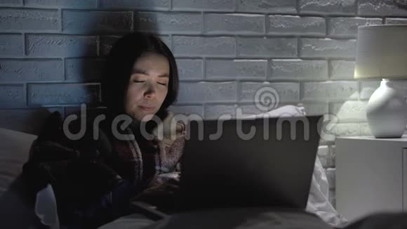 亚洲女性压力大显示帮助睡眠不足工作效率低下过度劳累视频的预览图
